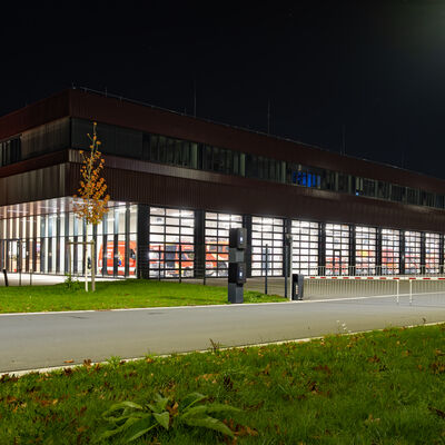 Bild vergr&ouml;&szlig;ern: Gebäudedarstellung Gefahrenabwehrzentrum Gießen bei Nacht