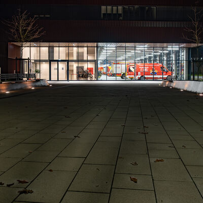 Bild vergr&ouml;&szlig;ern: Gebäudedarstellung Gefahrenabwehrzentrum Gießen bei Nacht