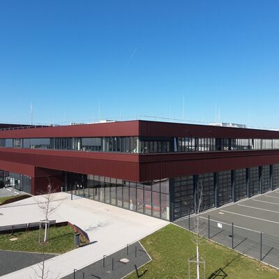 Bild vergr&ouml;&szlig;ern: Gebäudedarstellung Gefahrenabwehrzentrum Gießen bei Tag