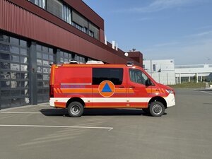 Bild vergr&ouml;&szlig;ern: CBRN-Erkundungskraftwagen der Berufsfeuerwehr vor der Fahrzeughalle des Gefahrenabwehrzentrum.