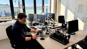 Bild vergr&ouml;&szlig;ern: Ein Mitarbeiter der Berufsfeuerwehr in der Funkwerkstatt des Gefahrenabwehrzentrum.