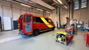 Bild vergr&ouml;&szlig;ern: KFZ-Werkstatt im GAZG in der ein Einsatzfahrzeug und weiteres Einsatzmaterial steht
