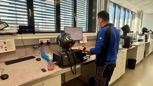 Bild vergr&ouml;&szlig;ern: Ein Gerätewart der in der Atemschutzwerkstatt des Gefahrenabwehrzentrum eine Atemschutzmaske prüft.