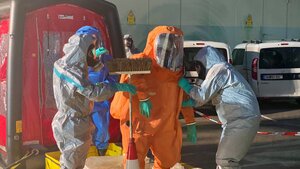 Bild vergr&ouml;&szlig;ern: Einsatzkräfte im Chemikalienschutzanzug