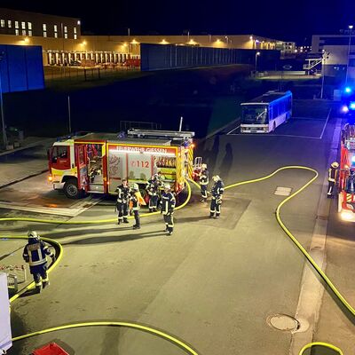 Bild vergr&ouml;&szlig;ern: Einsatzfahrzeuge bei einer Übung bei Nacht am Übungsturm des Gefahrenabwehrzentrum.