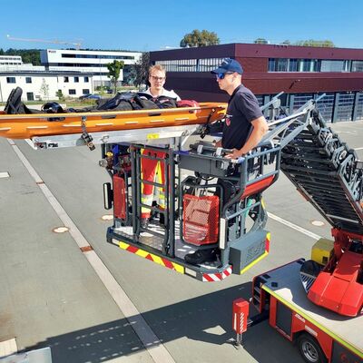 Bild vergr&ouml;&szlig;ern: Drehleiter Berufsfeuerwehr bei einer Übung zur Personenrettung am Übungsturm des Gefahrenabwehrzentrum.