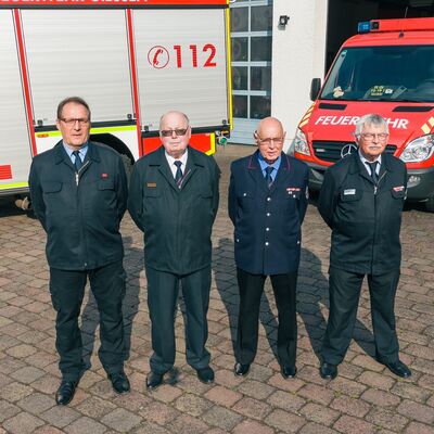 Bild vergr&ouml;&szlig;ern: Gruppenbild Ehren- & Altersabteilung Rödgen vor dem Gerätehaus mit Einsatzfahrzeugen.