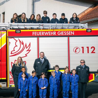 Bild vergr&ouml;&szlig;ern: Gruppenbild Jugend- und Minifeuerwehr Rödgen vor dem Gerätehaus