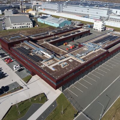 Bild vergr&ouml;&szlig;ern: Gebäudedarstellung Gefahrenabwehrzentrum Gießen aus der Vogelperspektive mittels Drohne