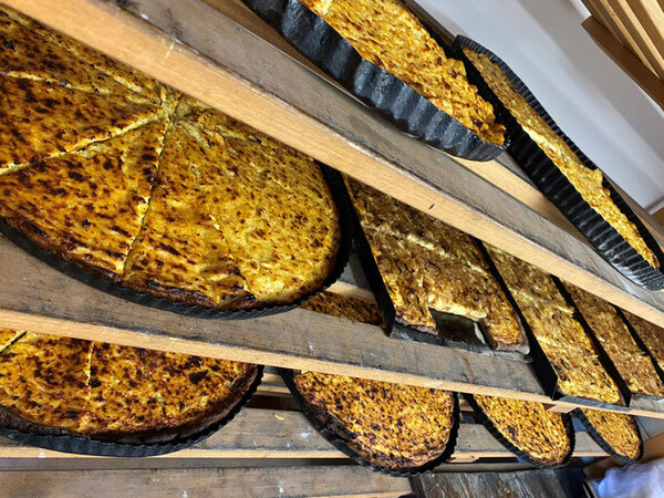 Backbleche mit unterschiedlichem Inhalt auf Holzbrettern