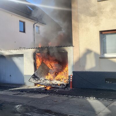 Bild vergr&ouml;&szlig;ern: Brennende Garage