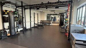 Bild vergr&ouml;&szlig;ern: Sportraum mit unterschiedlichen Sportgeräten