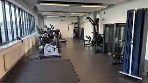 Bild vergr&ouml;&szlig;ern: Sportraum mit unterschiedlichen Sportgeräten