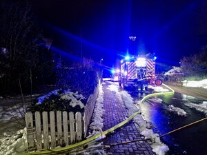 Löschfahrzeug im Einsatz bei Nacht