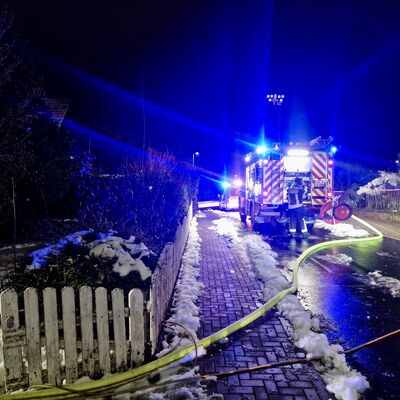 Bild vergr&ouml;&szlig;ern: Löschfahrzeug im Einsatz bei Nacht