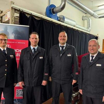 Bild vergr&ouml;&szlig;ern: Vier Einsatzkräfte in Uniform