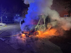 Brennender Kastenwagen