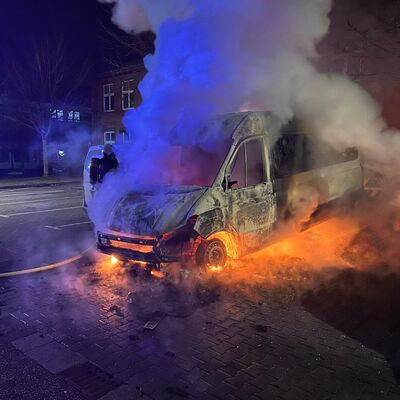 Bild vergr&ouml;&szlig;ern: Brennender Kastenwagen