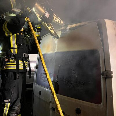 Bild vergr&ouml;&szlig;ern: Einsatzkräfte öffen mit einem hydraulischen Werkzeug eine Tür an einem Kastenwagen