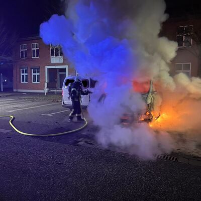 Bild vergr&ouml;&szlig;ern: Einsatzkraft bekämpft das den Brand eines Kastenwagens