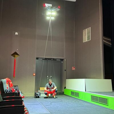 Bild vergr&ouml;&szlig;ern: Einsatzkraft mit schwebender Drohne in einem geschlossenen Raum