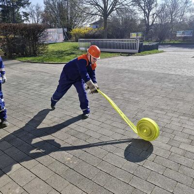 Bild vergr&ouml;&szlig;ern: Ein Jugendlicher wirft einen Schauch aus. Zwei Jugendliche beobachten das.