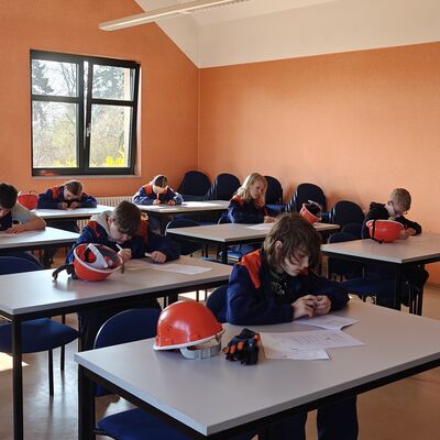 Bild vergr&ouml;&szlig;ern: Viele Jugendliche sitzen einzeln an Tischen und füllen einen Fragebogen aus