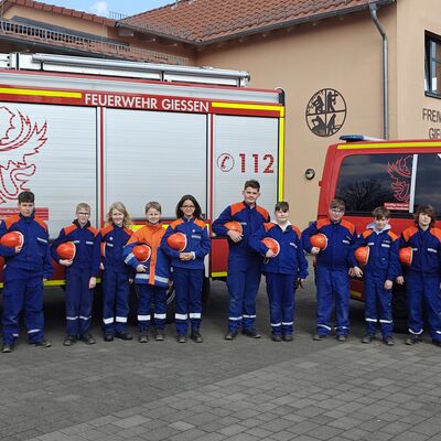Bild vergr&ouml;&szlig;ern: Gruppenbild von Jugendlichen der Jugendfeuerwehr in Uniform