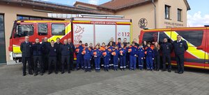 Gruppenbild von Jugendlichen der Jugendfeuerwehr und deren Betreuern in Uniform