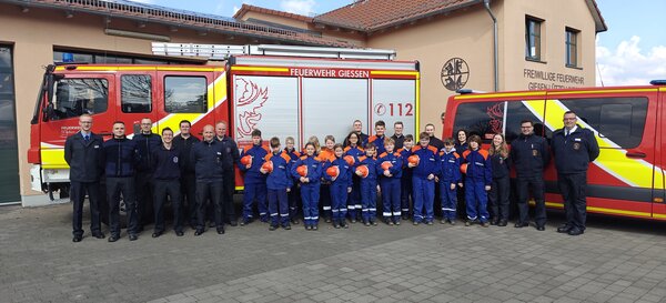 Gruppenbild von Jugendlichen der Jugendfeuerwehr und deren Betreuern in Uniform