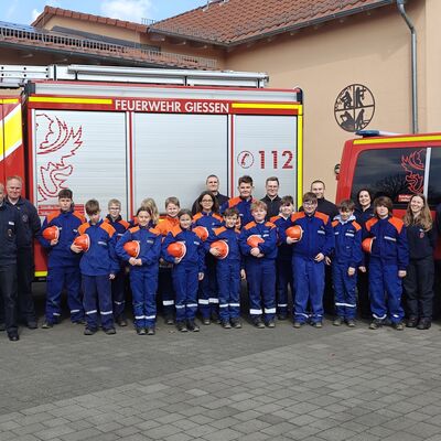 Bild vergr&ouml;&szlig;ern: Gruppenbild von Jugendlichen der Jugendfeuerwehr und deren Betreuern in Uniform