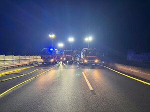 Drei Einsatzfahrzeuge auf der Autobahn nebeneinander