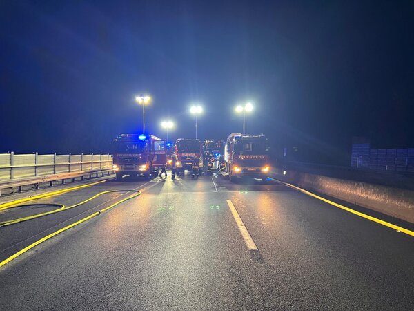 Drei Einsatzfahrzeuge auf der Autobahn nebeneinander