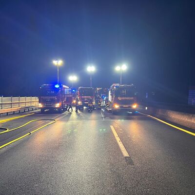 Bild vergr&ouml;&szlig;ern: Drei Einsatzfahrzeuge auf der Autobahn nebeneinander