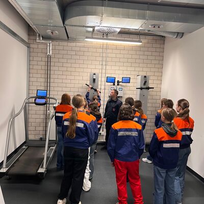 Bild vergr&ouml;&szlig;ern: Mädchen in Jugendfeuerwehrbekleidung für Fitnessgeräten