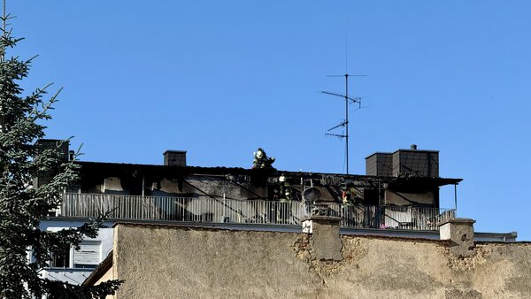Einsatzkräfte auf einem ausgebrannten Balkon