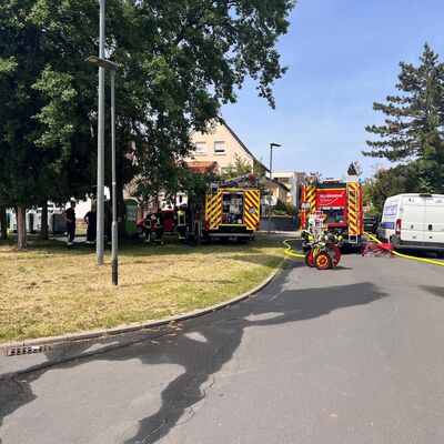 Bild vergr&ouml;&szlig;ern: Zwei Löschfahrzeuge vor einem Wohngebäude