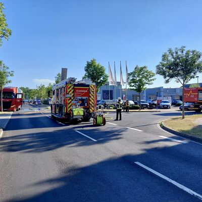 Bild vergr&ouml;&szlig;ern: Mehrere Einsatzfahrzeuge auf einer Straßenkreuzung, im Hintergrund ein LKW, aus dem Flüssigkeit austritt