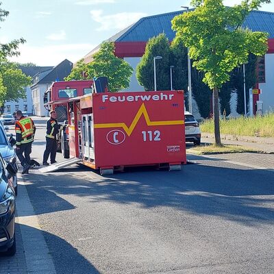 Bild vergr&ouml;&szlig;ern: Wechselladerfahrzeug der Feuerwehr mit abgesatteltem Container zur Bearbeitung von Gefahrgut-Einsätzen.
