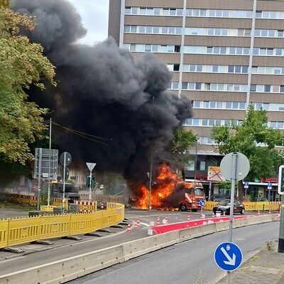 Bild vergr&ouml;&szlig;ern: Brennender LKW vor einem Gebäude.