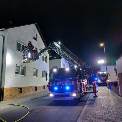 Bild vergr&ouml;&szlig;ern: Drehleiter vor einem Gebäude.
