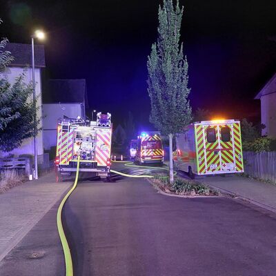 Bild vergr&ouml;&szlig;ern: Einsatzfahrzeuge von Feuerwehr und Rettungsdienst abgestellt am linken und rechten Fahrbahnrand.