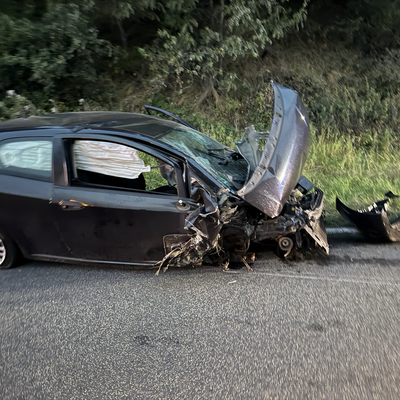 Bild vergr&ouml;&szlig;ern: Verunfalltes Fahrzeug mit ausgelösten Airbags und einem fehlenden Vorderrad