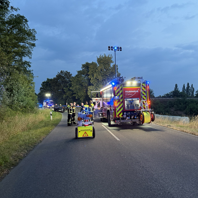 Bild vergr&ouml;&szlig;ern: Einsatzfahrzeuge und Einsatzkräfte auf einer Landstraße.