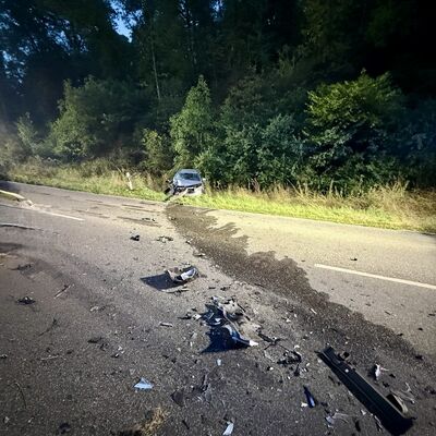 Bild vergr&ouml;&szlig;ern: Verunfallter PKW im Graben.