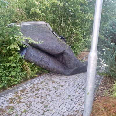 Bild vergr&ouml;&szlig;ern: Abgedecktes Flachdach auf einem Weg