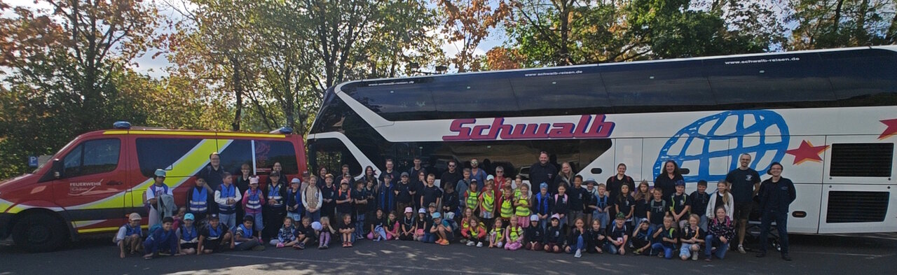 Gruppenbild von Kindern und Betreuern der Minifeuerwehr Gießen