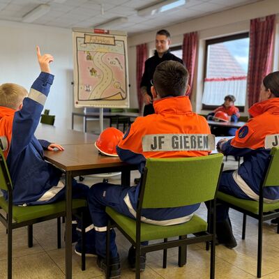 Bild vergr&ouml;&szlig;ern: Jugendfeuerwehrmitglieder bei der Ausbildung