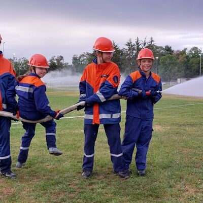 Bild vergr&ouml;&szlig;ern: Jugendfeuerwehrmitglieder bei einer Löschübung