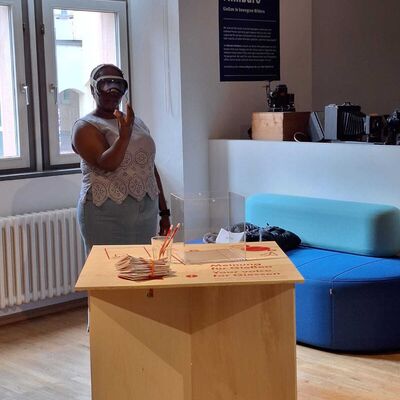 Bild vergr&ouml;&szlig;ern: Eine weibliche Person mit einer VR-Brille